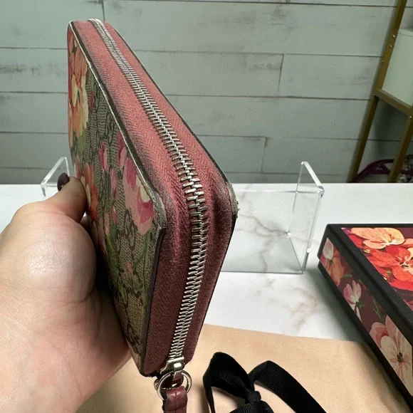 SOLD ❌❌❌ Gucci Bloom Zippy Wallet - Picture 4 of 11